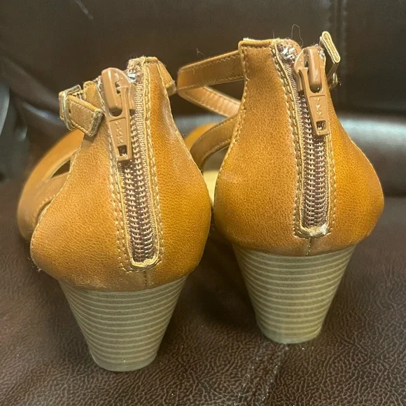 American Rag Miley Cut-out Rounded Toe Wedge Heels - Picture 8 of 9